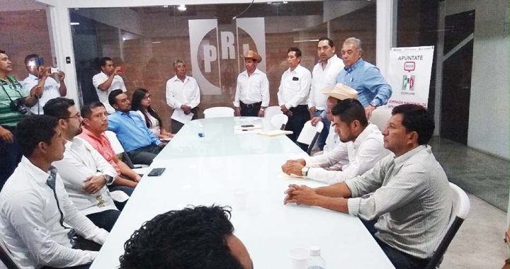 Atestigua el dirigente estatal del PRI en Chiapas, entrega  de nombramientos  a  representantes  de la Fundación Colosio en municipios