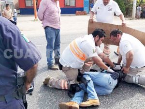 Camión atropella a motociclista en carretera