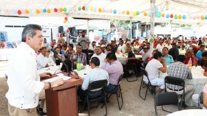 Celebra Carlos Morales el Día del Jardinero y Barrendero