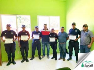 Entregan reconocimiento a oficiales de la policía municipal de Bochil