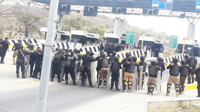 Estudiantes normalistas se manifestaron en inmediaciones de caseta de cobro de carretera Tuxtla-San Cristóbal