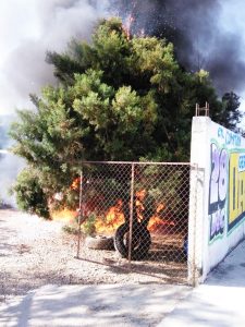 Incendian puestos de venta de huachicol