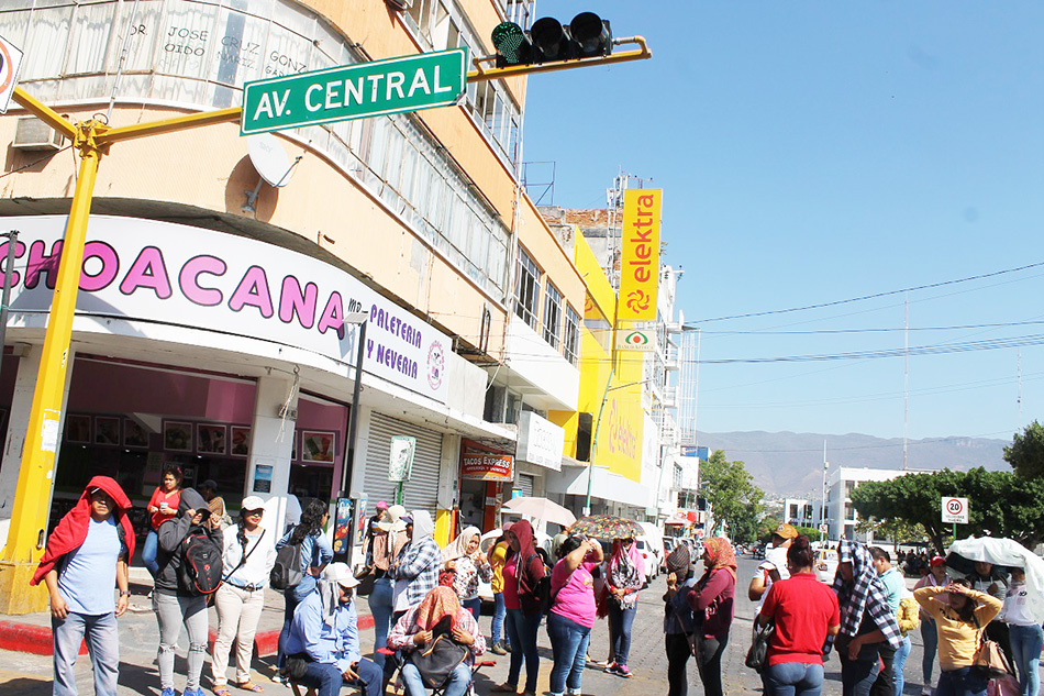 Maestros acreditados siguen exigiendo plazas y bloqueando centro de Tuxtla