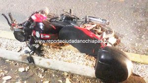 Motociclista derrapa y se impacta contra un árbol