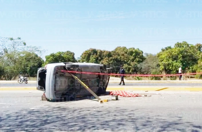 Muere copiloto tras salir proyectada de la ventana durante una volcadura