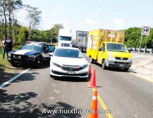 Tráiler provoca accidente en el libramiento de Huixtla