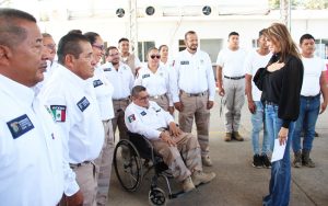 Alcaldesa Urbina Castañeda entregó uniformes a elementos de Protección Civil