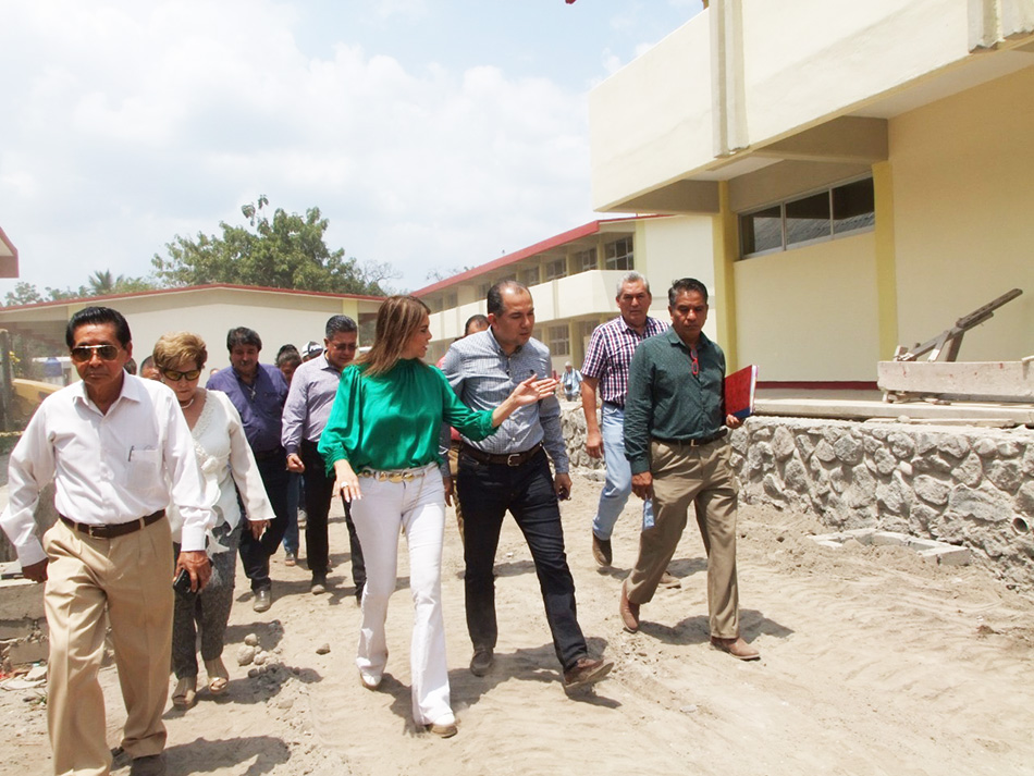 Alcaldesa Urbina Castañeda realiza recorrido en obra de reconstrucción de Secundaria Federal No. 2