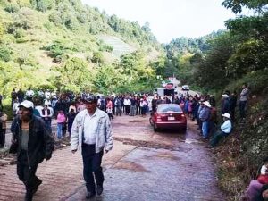Campesinos bloquean carretera federal en demanda de PROCAMPO