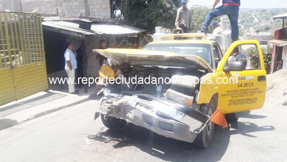 Dama invade carril contrario y provoca aparatoso accidente