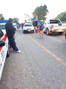 En Rincón Chamula con bloqueo de carretera exigen recursos de programas para el campo