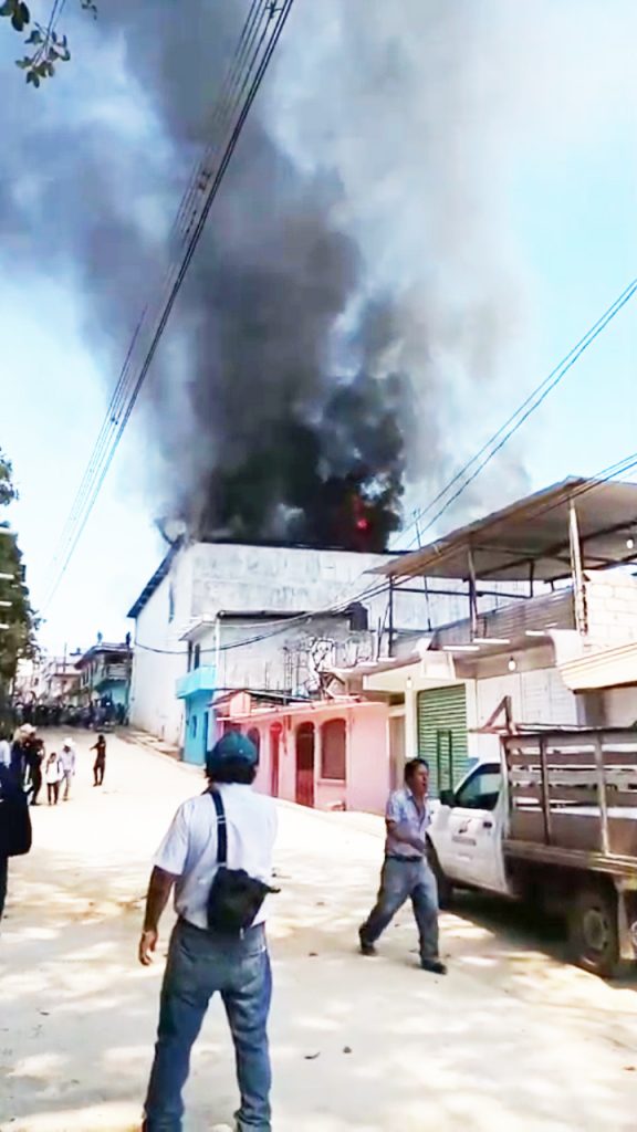 En Simojovel se incendia bodega de abarrotes del Alcalde de Huitiupán