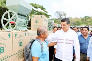 Entrega Rutilio Escandón equipos tecnológicos a cafeticultores de las regiones Soconusco y Sierra