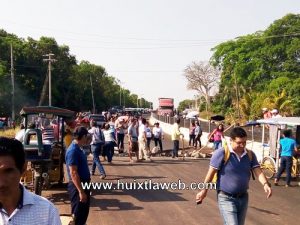 Maestros y padres de familia bloquean carretera Huixtla - Tapachula