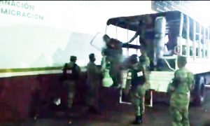 Migrantes se amotinan en estación del INM en Tapachula y se fugan 14
