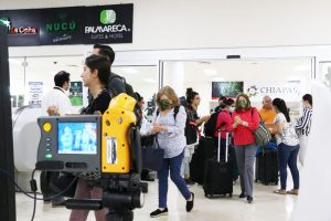 Secretario de Salud supervisa filtros sanitarios en los aeropuertos de Chiapas