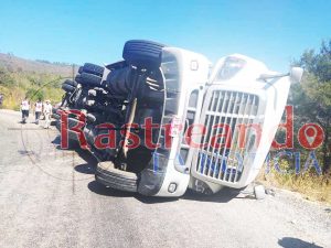 Vuelca tráiler con 30 toneladas de cerveza en Libramiento Norte en Comitán