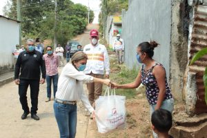 Alcaldesa Rosa Irene Urbina inicia entrega de productos de la canasta básica a familias vulnerables