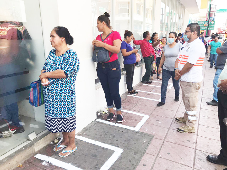 Aplican Programa Susana Distancia en bancos de Tapachula