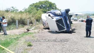 Carro cargado de leche se vuelca en la curva del diablo