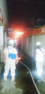 Despliegan protocolo y controlan incendio de local en el Mercado San Juan