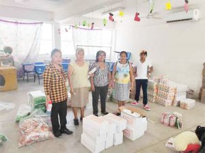 Entregan productos de la canasta básica a familias