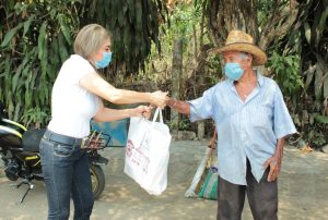 Familias vulnerables de San Antonio Cahoacán reciben apoyos alimentarios