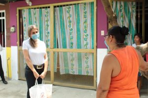 Familias vulnerables de San Antonio Cahoacán reciben apoyos alimentarios