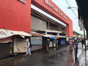 Gobierno y locatarios limpian y sanitizan avenidas aledañas al mercado San Juan