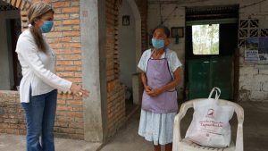 Habitantes de cantón Acaxmán y ejido Esperanza reciben apoyos alimentarios