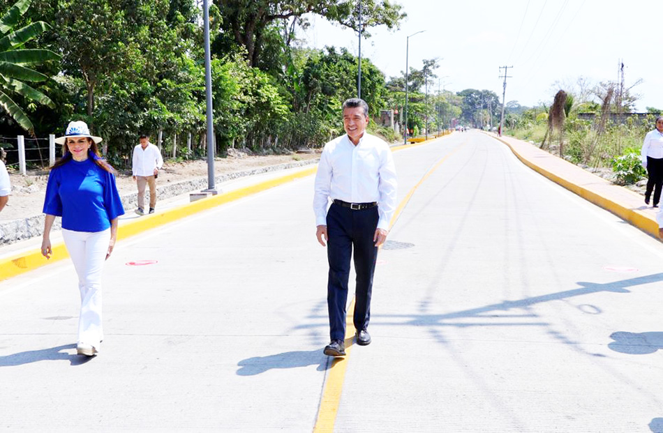 Inaugura Rutilio Escandón pavimentación con concreto hidráulico del antiguo camino a La Pita