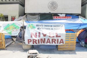 Mantienen plantón docentes y empiezan los males