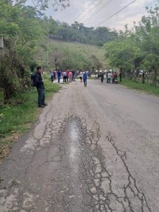 Policías y grupo armado de Yajalón desaloja a transportistas
