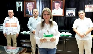 Recibe Presidenta Rosy Urbina donación de 250 cubrebocas N95 que serán destinados a Clínica Covid