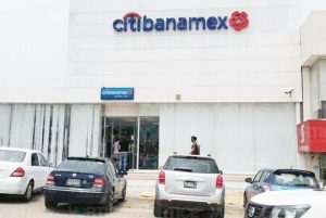 Roban 200 mil pesos a cuentahabiente durante asalto en Plaza Polyforum