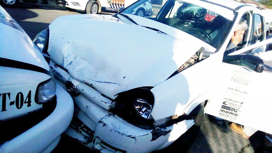 Se impacta automóvil tipo Chevy con auto Tsuru, deja varios lesionados