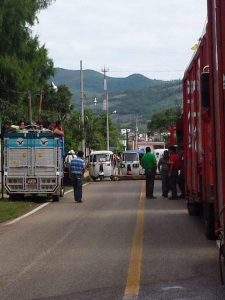 Taxistas de Soyaló bloquean carretera, se inconforman contra cerco sanitario en Bochil  