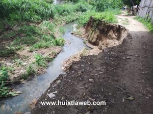 Arroyo provoca socavón en Tuzantán