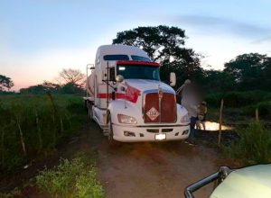 Aseguran tractocamión repleto de combustible. Se presume ilegal