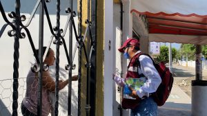 Carlos Morales arranca distribución de la guía “Salvemos Vidas Contra el Covid” en Tuxtla Gutiérrez
