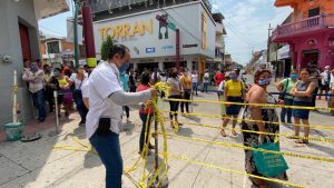 Comerciantes rompen cintas delimitadoras y abren el centro de Tapachula