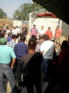 Comuneros retienen camión cargado de cerveza en Simojovel