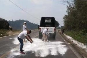 Con aceite derramado en carretera asaltan a transportistas