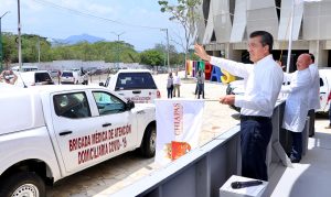 Encabeza Rutilio Escandón arranque del Programa de Atención Domiciliaria COVID-19 • Dio banderazo de salida a las brigadas que brindarán servicios médicos, de enfermería y psicológicos en los hogares de quienes no se reporten como graves • Este programa implementado bajo todos los protocolos de cuidado y capacitación. • Se llevará a cabo en los municipios de Tuxtla Gutiérrez, San Cristóbal de Las Casas, Palenque, Tapachula y Reforma El gobernador Rutilio Escandón Cadenas encabezó el arranque del Programa de Atención Domiciliaria COVID-19, donde refrendó su agradecimiento al personal de salud que todos los días y a todas horas da batalla a esta enfermedad desde la primera trinchera. En el banderazo de salida a las brigadas, el mandatario señaló que Chiapas cuenta con excelentes recursos humanos, equipos y medicamentos, sin embargo, enfatizó, lo más importante es no enfermarse y prevenir contagios. “En nuestras manos está considerar las indicaciones de higiene y sana distancia, así como no dejarnos llevar por falsas noticias que sólo nos confunden”. Escandón Cadenas aseguró que el Gobierno del Estado escucha, atiende, reconoce y obedece las recomendaciones de expertos y científicos de la salud, por ello, bajo todos los protocolos de cuidado y capacitación, se implementará este programa humano con el que se busca ayudar de forma más eficaz a la gente que sufre por esta pandemia. Al respecto, al secretario de Salud, José Manuel Cruz Castellanos, detalló que a través de esta estrategia, que se pondrá en marcha inicialmente en Tuxtla Gutiérrez, Palenque, San Cristóbal de Las Casas, Tapachula y Reforma, se atenderá a quienes se encuentren en condiciones estables, brindándoles manejo médico y oxígeno complementario, mediante visitas continuas a fin de verificar su situación clínica. Cruz Castellanos explicó que se han establecido estrictos criterios de selección de candidatos a este tipo de atención; una vez definido lo anterior, se trasladarán a sus hogares, donde se garantiza la corresponsabilidad en el cuidado junto con los familiares, a la espera de una recuperación más rápida al sentirse en un entorno amable, disminuyendo la ansiedad de la persona enferma y de sus seres queridos. Mencionó que las brigadas brindarán servicios médicos, de enfermería y psicológicos, así como medicamentos, equipo y materiales que permitan a las y los pacientes mantenerse en mejores condiciones. Asistieron el director del Instituto de Seguridad Social de los Trabajadores del Estado de Chiapas, Alberto Cundapí Núñez; el delegado del Instituto Mexicano del Seguro Social, Enrique Leobardo Ureña Bogarín; el subdelegado del Instituto de Seguridad y Servicios Sociales de los Trabajadores del Estado, Carlos Domínguez Maldonado; el alcalde de Tuxtla Gutiérrez, Carlos Morales Vázquez, así como integrantes de las brigadas.