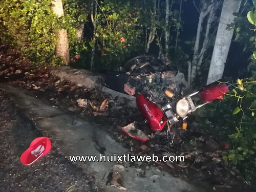 Motociclista grave al chocar con guarnición de puente en Tuzantán