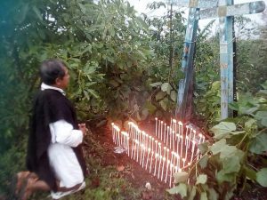 Pastor maya hace oración en los cerros para la sanación del COVID 19