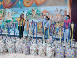 Recibe Alcaldesa Rosa Irene Urbina donación de kits de limpieza