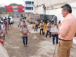 Reconoce Carlos Morales labor de Servicios Municipales con entrega de insumos y apoyos alimenticios