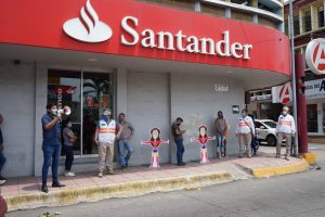 Refuerzan medidas preventivas en bancos de la ciudad para evitar aglomeraciones