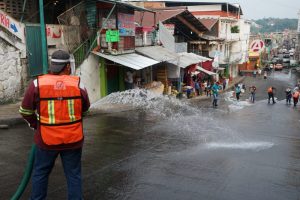 Sanitizan mercado 5 de Mayo y calles aledañas